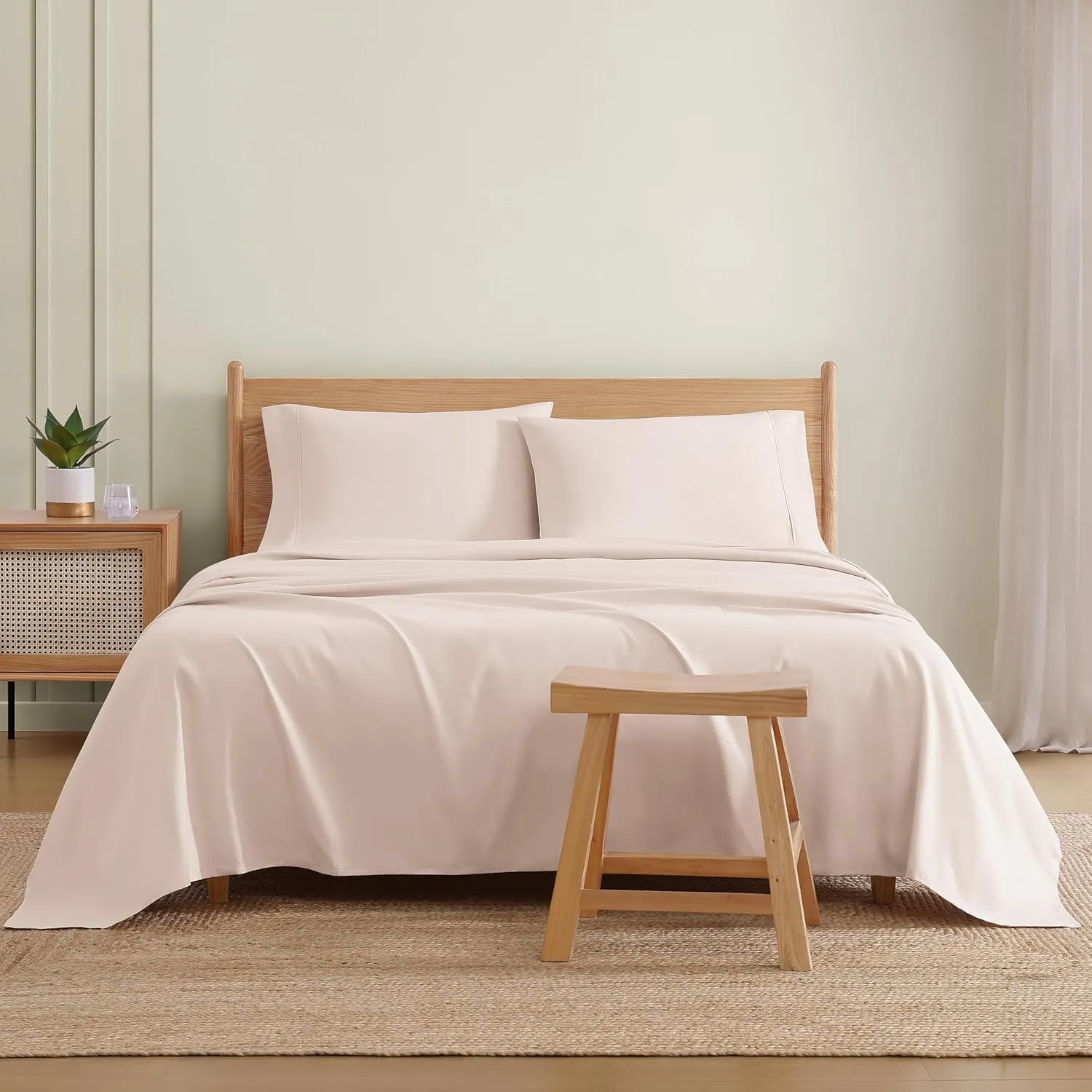 UGG Hedi Queen Sheet Set 4-Piece Luxury Cooling Sheets Deep Pockets Premium Bedding with 2 Pillow Shams Hypoallergenic Machine Washable Soft Lightweight Bed Set for Bedroom, Queen, Shell Pink